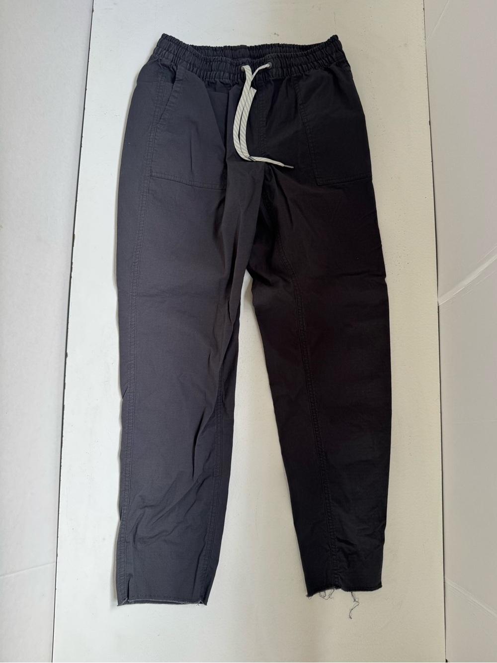 Vuori womens ripstop pants raw hem - size small